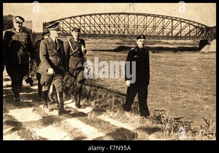 Photographie d'Adolf Hitler (1889 - 1945) Promenade à pied le long des rives de la Vistule, en Pologne. La Vistule fut précieuse avec la capacité de transporter de gros volumes de trafic marchand. Datée 1939 Banque D'Images