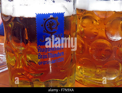 Oktoberfest à Munich,Allemagne,Baveria Deux bier steins Banque D'Images