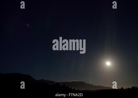 Pleine lune, aurores boréales et les nuages Banque D'Images