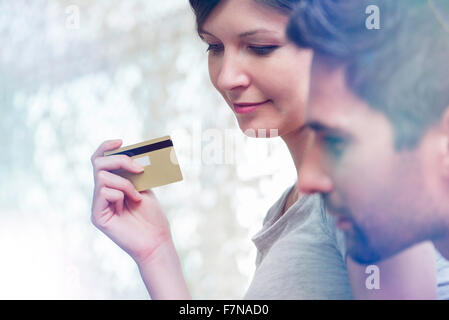 Couple faire des achats avec carte de crédit Banque D'Images