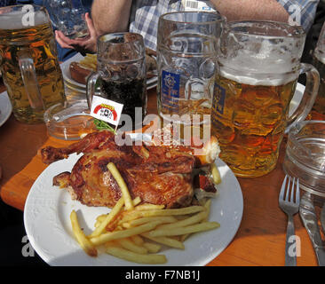 Festival de la bière Oktoberfest steins et l'alimentation, la moitié poulet & fries, Munich, Allemagne Banque D'Images