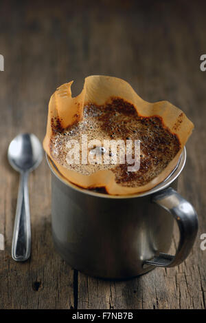 Tasse de café dans le porte-filtre et Banque D'Images