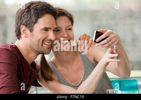 Couple posing pour selfies smartphone Banque D'Images