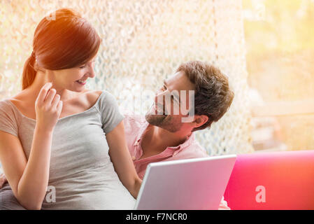 Couple acheter en ligne avec carte de crédit Banque D'Images
