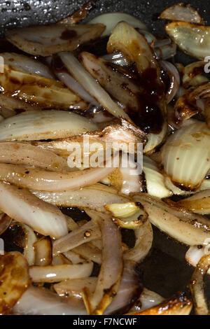 Oignons blancs en rondelles dans une poêle, faire caraméliser doucement/poêle. Banque D'Images