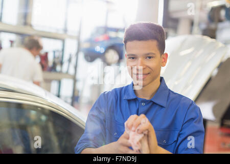 Portrait confiant dans mécanicien auto repair shop Banque D'Images