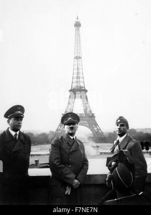 Le chancelier allemand Adolf Hitler, avec l'architecte, Albert Speer et sculpteur Arno Breker, (à droite), arrivée à Paris après l'invasion allemande de la France, 1940 Banque D'Images