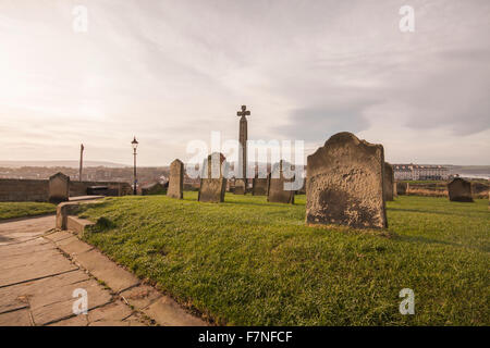 Avis de Whitby du cimetière de St.Mary's Church sur la falaise de la côté est de la ville de pêcheurs du Yorkshire du Nord Banque D'Images