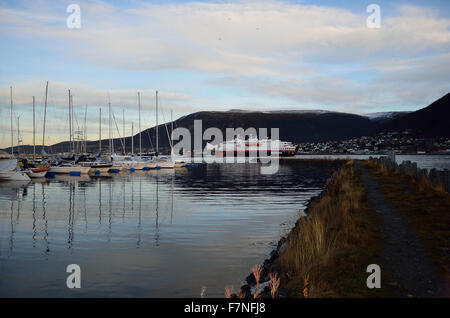 La voile est hurtigruten en hammerfest city en automne Banque D'Images