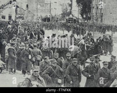 Alors que les Allemands marchaient dans la ville, les restes de la garnison de Varsovie, certains présentés ici après la capitulation, étaient encore marcher dehors comme des prisonniers de guerre en vertu de la garde allemande. Banque D'Images