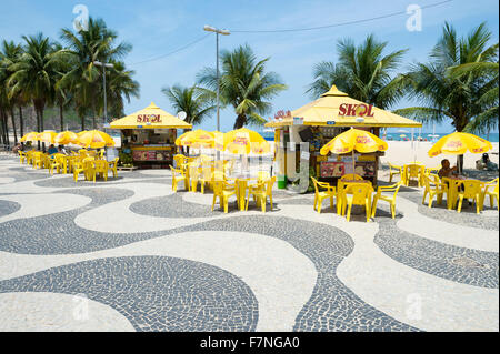 RIO DE JANEIRO, Brésil - 20 octobre 2015 : kiosque sur la plage avec des palmiers le long de la promenade de la plage de Copacabana. Banque D'Images