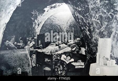 Les gens à l'abri dans cavernes autour de Londres pendant la Seconde Guerre mondiale, deux raids aériens 1941 Banque D'Images