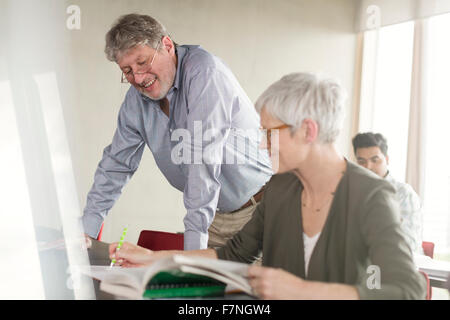 Les élèves peuvent discuter des devoirs en classe d'éducation des adultes Banque D'Images