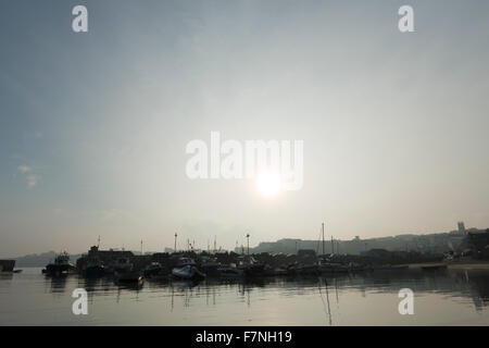 Tôt le matin juste après le lever du soleil au port de Newquay, Cornwall, UK, sur une journée d'octobre. Banque D'Images