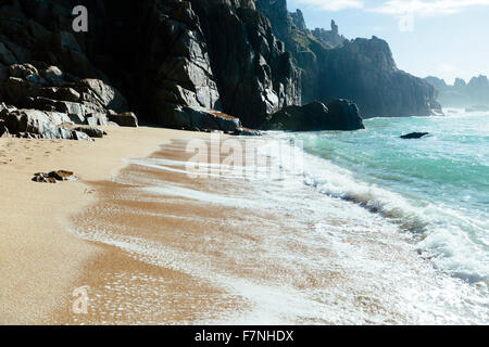 Pedn Vounder Beach, South Cornwall par un beau jour d'octobre. Banque D'Images