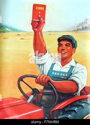 Parti communiste chinois, affiche de propagande, publié pendant la Révolution culturelle, vers 1966. Il parle de la modernisation de l'agriculture par l'application de la technologie, comme un tracteur. L'agriculteur tient fièrement une copie des "pensées" de Mao. Le texte encourage tous à, 'Fournir un grand soutien à l'Agriculture' Banque D'Images