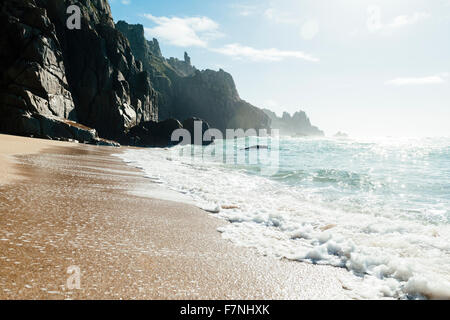 Mer chatoyante au Pedn Vounder Beach, South Cornwall par un beau jour d'octobre. Banque D'Images