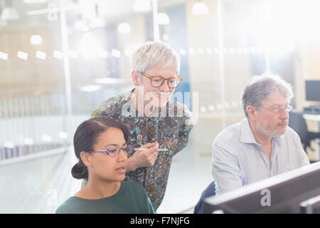 Businesswomen working at computer in office Banque D'Images