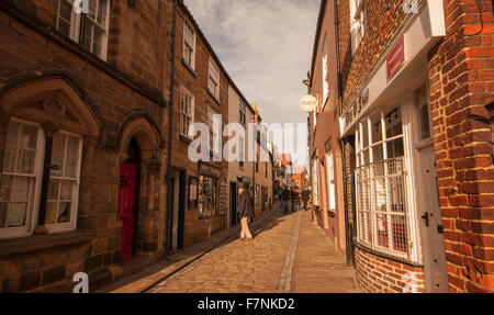 Vue le long des routes pavées de la rue de l'Église,Whiby,Yorkshire du nord occupé avec les consommateurs et les touristes Banque D'Images