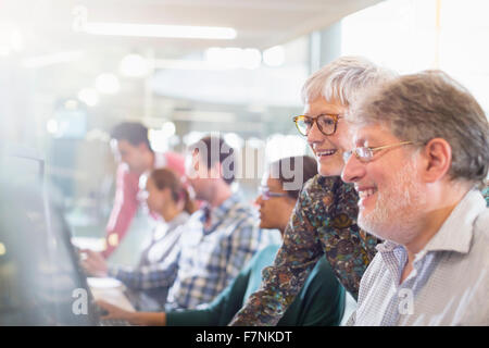 Les élèves de l'ordinateur en classe d'éducation des adultes Banque D'Images