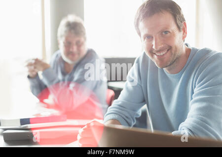 Portrait homme confiant dans la classe d'éducation des adultes Banque D'Images