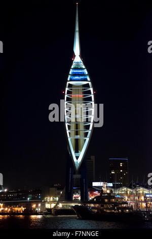 Go, Grande-Bretagne, Royaume-Uni, Royaume-Uni, Portsmouth, Gunwharf Quay, Nov 2015, vue verticale de la tour Spinnaker lit up at night Banque D'Images