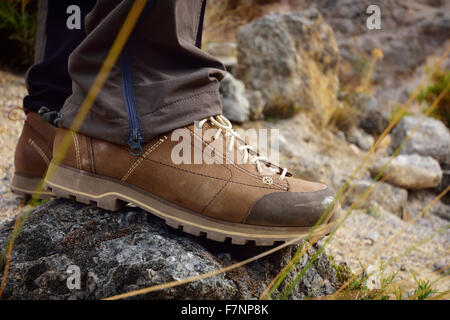 Chaussures de randonnée en plein air au terrain. Men's jambes pieds dans les montagnes. Randonneur sur sentier de montagne chemin. Banque D'Images