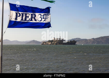 Pier 39 pavillon avec vue sur l'île d'Alcatraz, San Francisco Banque D'Images