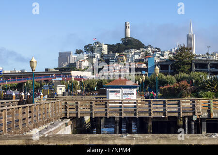 Vue sur la Coit Tower à partir de la baie de San Francisco Banque D'Images