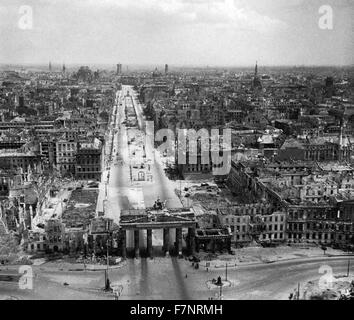 Photographie de l'échelle l'échelle de destruction des bâtiments à Berlin durant les dernières semaines de la Seconde Guerre mondiale Banque D'Images