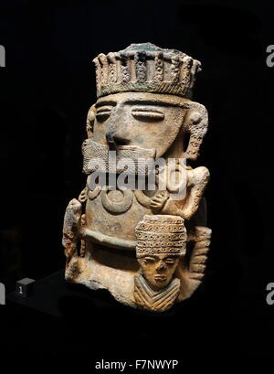 Statuette en terre cuite d'une personne de haut rang à partir de la Colombie. En date du 15e siècle Banque D'Images