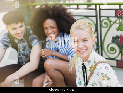 Portrait smiling friends outdoors Banque D'Images