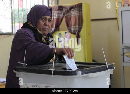 Le Caire, Égypte. 2 Décembre, 2015. Une femme égyptienne vote durant le run-off dans la deuxième phase de l'Égypte de se présenter aux élections parlementaires au Caire le 1 décembre 2015 Crédit : Amr Sayed/APA/Images/fil ZUMA Alamy Live News Banque D'Images