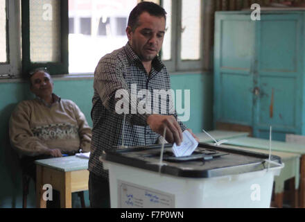 Le Caire, Égypte. 2 Décembre, 2015. Un égyptien jette son bulletin au cours de l'écoulement dans la deuxième phase de l'Égypte de se présenter aux élections parlementaires au Caire le 1 décembre 2015 Crédit : Amr Sayed/APA/Images/fil ZUMA Alamy Live News Banque D'Images