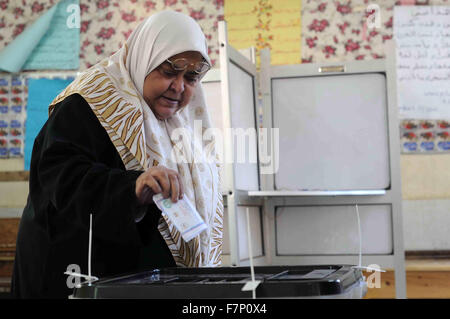 Le Caire, Égypte. 2 Décembre, 2015. Une femme égyptienne vote durant le run-off dans la deuxième phase de l'Égypte de se présenter aux élections parlementaires au Caire le 1 décembre 2015 Crédit : Amr Sayed/APA/Images/fil ZUMA Alamy Live News Banque D'Images