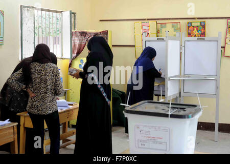 Le Caire, Égypte. 2 Décembre, 2015. Les Egyptiens ont voté au cours de l'écoulement dans la deuxième phase de l'Égypte de se présenter aux élections parlementaires au Caire le 1 décembre 2015 Crédit : Amr Sayed/APA/Images/fil ZUMA Alamy Live News Banque D'Images