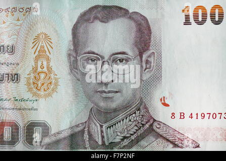 Billet de 100 Baht Thai un portrait du roi Bhumibol Adulyadej (né en 1927), Roi de Thaïlande. Il est également connu sous le nom de Rama IX, comme il est le neuvième monarque de la dynastie Chakri. Banque D'Images