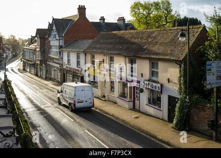 Tôt le matin, vue de la rue de ménage à Lyndhurst village Hampshire UK Banque D'Images