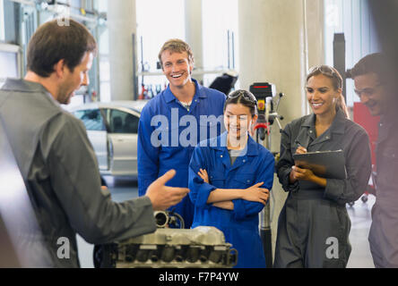 Discuter de la mécanique du moteur de voiture en atelier de réparation automobile Banque D'Images