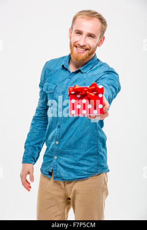 Des hommes heureux attrayant avec barbe donnant un présent pour vous sur fond blanc Banque D'Images