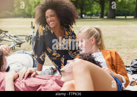 Amis relaxing in park Banque D'Images