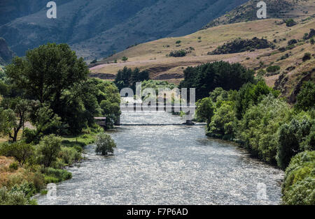 Pont sur la rivière Kura à côté de Vardzia monastère de la grotte dans la région de Samtskhe-Javakheti, Géorgie Banque D'Images