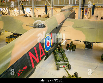 Avro Lancaster Bomber célèbre lors de la DEUXIÈME GUERRE MONDIALE à Duxford IWM UK Banque D'Images