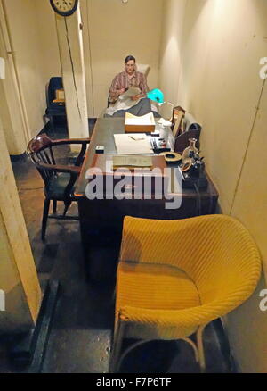 Chambre avec bureau et téléphone dans les Cabinet War Rooms bunker, Londres ; l'Angleterre. La guerre chambres étaient utilisés par le gouvernement britannique en tant que protection des ministres de premier plan au cours de la seconde guerre mondiale. Banque D'Images