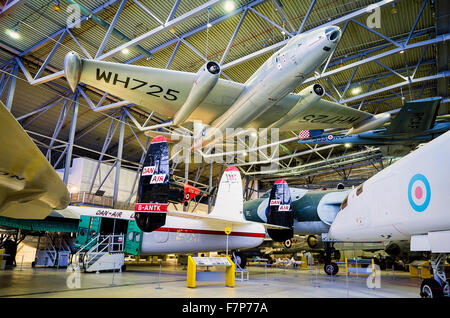 Canberra B2 bomber à partir de 1960 suspension dans un hangar d'affichage à l'IWM Duxford Banque D'Images