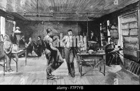Thomas Alva Edison 1847-1931, centre, dans son laboratoire de Menlo Park. Banque D'Images