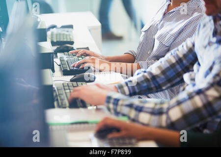 Les étudiants entrant à l'informatique en classe d'éducation des adultes Banque D'Images