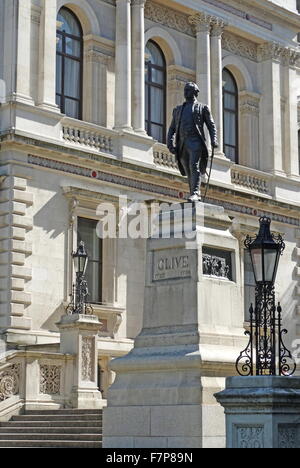 Statue de Robert Clive par l'extérieur de l'Inde (maintenant le ministère des Affaires étrangères et du Commonwealth) de Londres. La statue de Robert Clive, Londres est une sculpture en bronze de plein air officier militaire de Robert Clive, 1er baron Clive, aussi connu sous le nom de "Clive of India', situé à King Charles Street, Whitehall, Londres.[1] Le sculpteur était John Tweed et la statue a été inaugurée en 1912, à l'extérieur de Gwydyr House, et a été déplacé à l'emplacement actuel en 1916 Banque D'Images