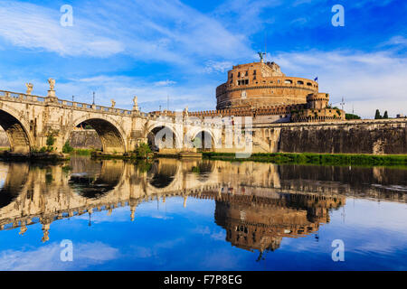 Rome, Italie. Château Sant Angelo, le pont et le Tibre. Banque D'Images