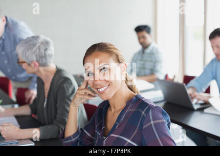 Portrait confiant l'éducation des adultes en classe aux étudiants Banque D'Images